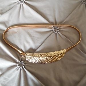 Expanding gold color feather latch belt